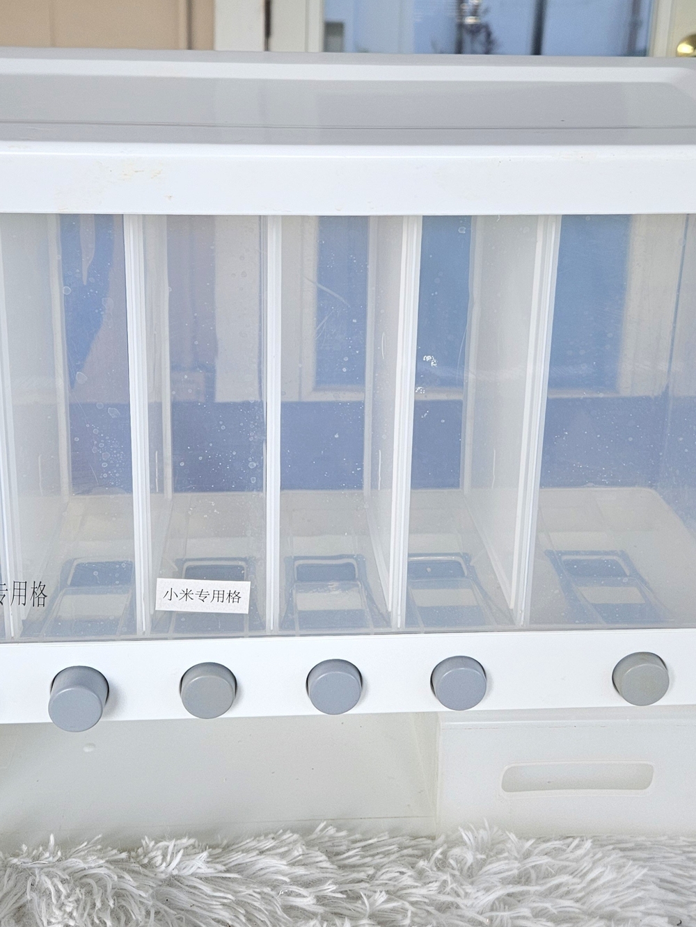 6-Compartment Dry Food Dispenser.  Dispensador de Alimentos Secos de 6 Compartim